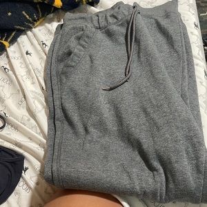 Hey these are some grey sweatpants that sadly don’t fit. They are a size large